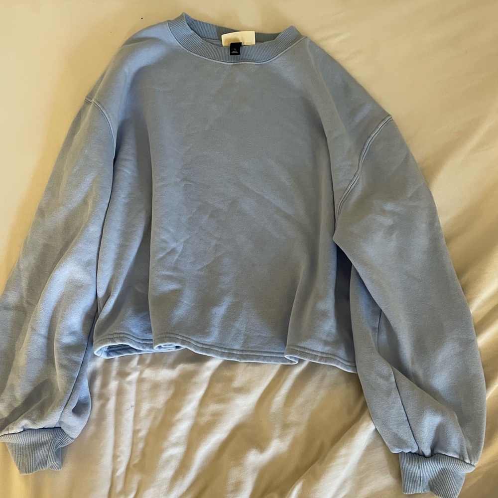 Cropped light blue Universal Threads sweatshirt!